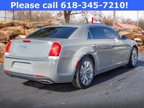 Used 2018 Chrysler 300 Touring L image 6