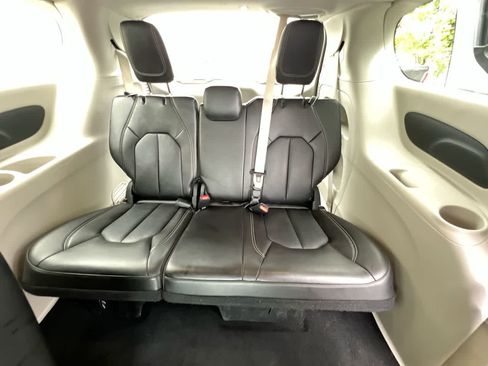 Used 2024 Chrysler Pacifica Touring-L FWD image 24
