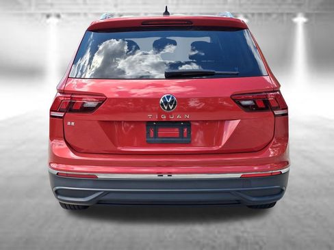 Used 2023 Volkswagen Tiguan SE w/ Panoramic Sunroof Package FWD image 4