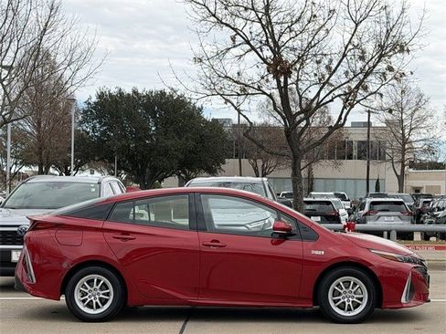 Certified 2020 Toyota Prius Prime LE image 3