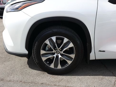 Used 2024 Toyota Highlander XLE image 11
