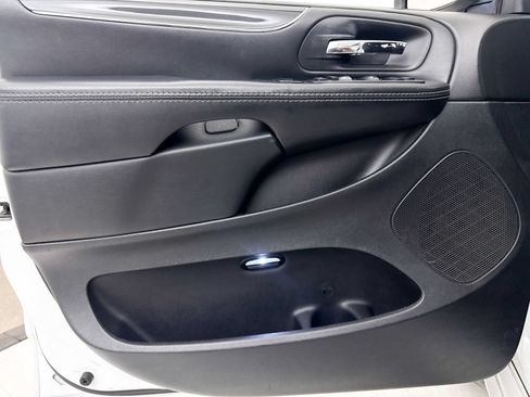 Used 2017 Dodge Grand Caravan SE FWD image 21
