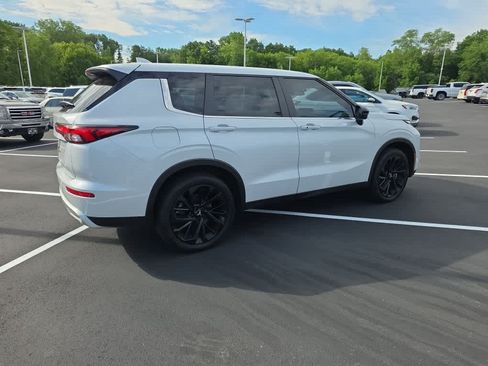 Used 2023 Mitsubishi Outlander SE AWD/4WD image 3