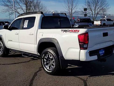 Used 2019 Toyota Tacoma TRD Off-Road w/ Technology Package AWD/4WD image 6