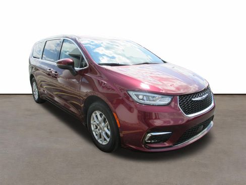 Used 2023 Chrysler Pacifica Touring-L FWD image 7