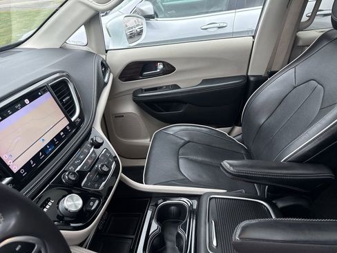 Used 2022 Chrysler Pacifica Limited image 48