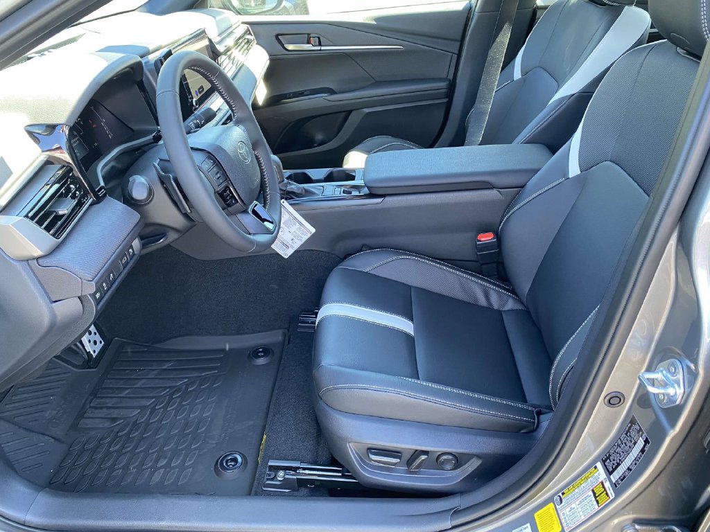 New 2026 Toyota Camry Hybrid FWD image 14
