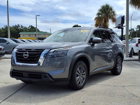 Used 2025 Nissan Pathfinder SV FWD image 3