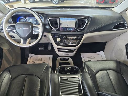 Used 2020 Chrysler Pacifica Limited FWD image 3