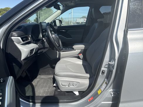 Used 2022 Toyota Highlander XLE AWD/4WD image 12