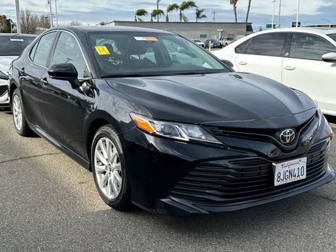 Used 2019 Toyota Camry LE image 3