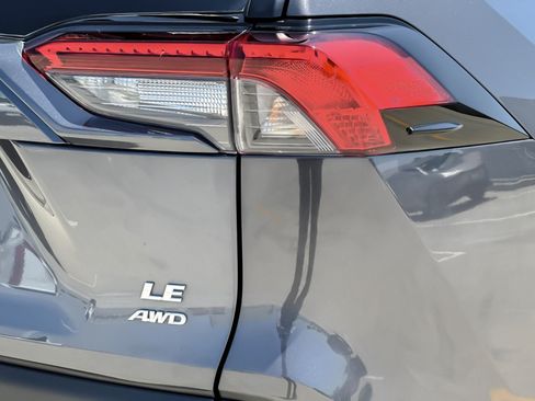 Used 2021 Toyota RAV4 LE AWD/4WD image 25
