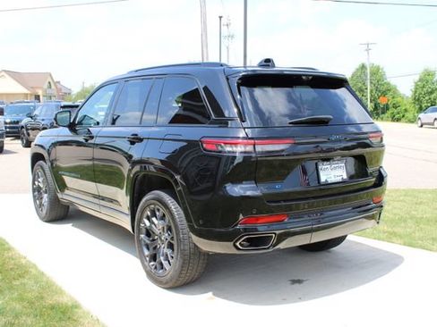 Used 2025 Jeep Grand Cherokee Summit w/ Advanced Protech Group IV AWD/4WD image 17
