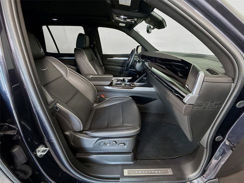 Used 2025 Cadillac Escalade Premium Luxury AWD/4WD image 9