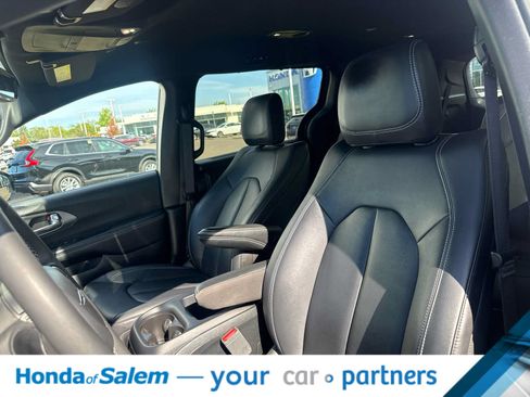 Used 2025 Chrysler Pacifica Select FWD image 11
