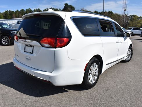 Used 2019 Chrysler Pacifica Touring-L image 9