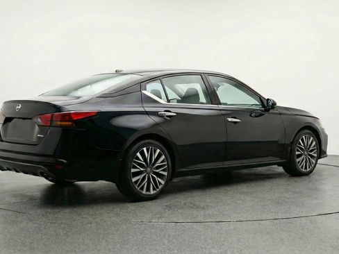 Used 2025 Nissan Altima 2.5 SV FWD image 9