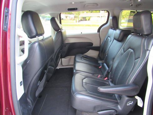 Used 2017 Chrysler Pacifica Touring-L w/ Tire & Wheel Group FWD image 5