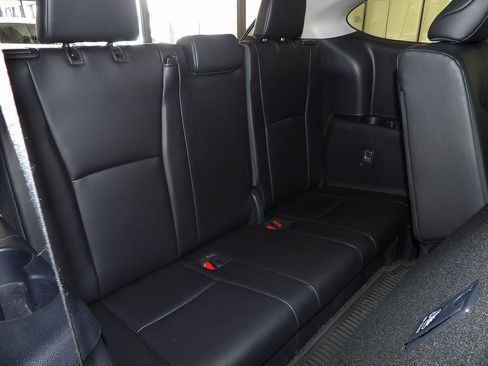 Used 2024 Toyota Highlander XLE AWD/4WD image 19