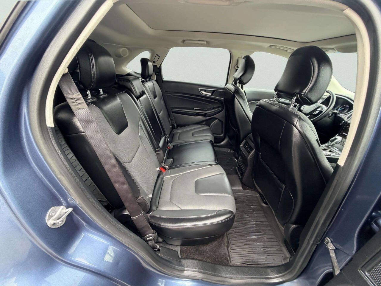 Used 2018 Ford Edge Titanium w/ Equipment Group 302A AWD/4WD image 21
