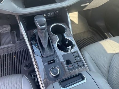 Used 2024 Toyota Highlander Platinum image 33