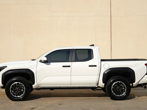 Used 2025 Toyota Tacoma TRD Off-Road w/ TRD Off Road Premium Package AWD/4WD image 50
