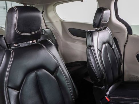 Used 2023 Chrysler Pacifica Touring-L image 28