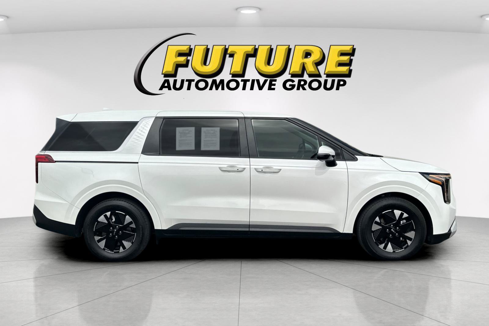 Used 2026 Kia Carnival LXS FWD image 3