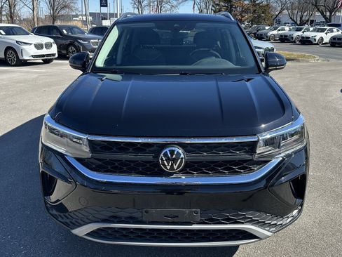 Used 2024 Volkswagen Taos SE w/ Panoramic Sunroof Package image 3