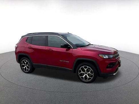 Used 2025 Jeep Compass Limited AWD/4WD image 2