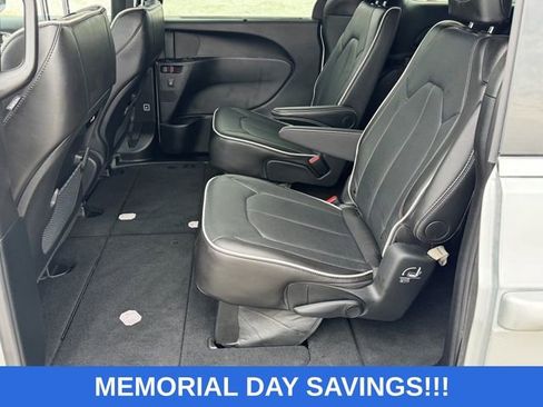 Used 2026 Chrysler Pacifica Limited FWD image 17