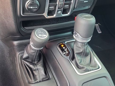 New 2025 Jeep Gladiator High Tide image 14