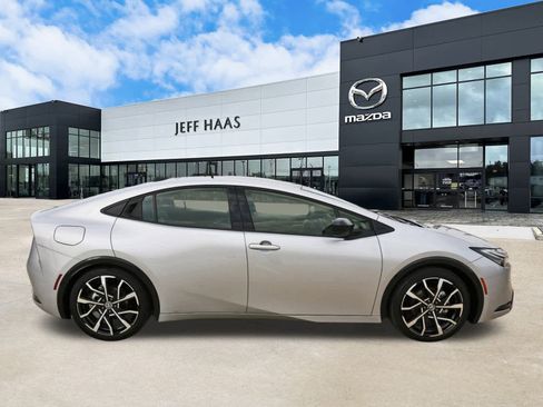 Used 2025 Toyota Prius Plug-In Hybrid image 5