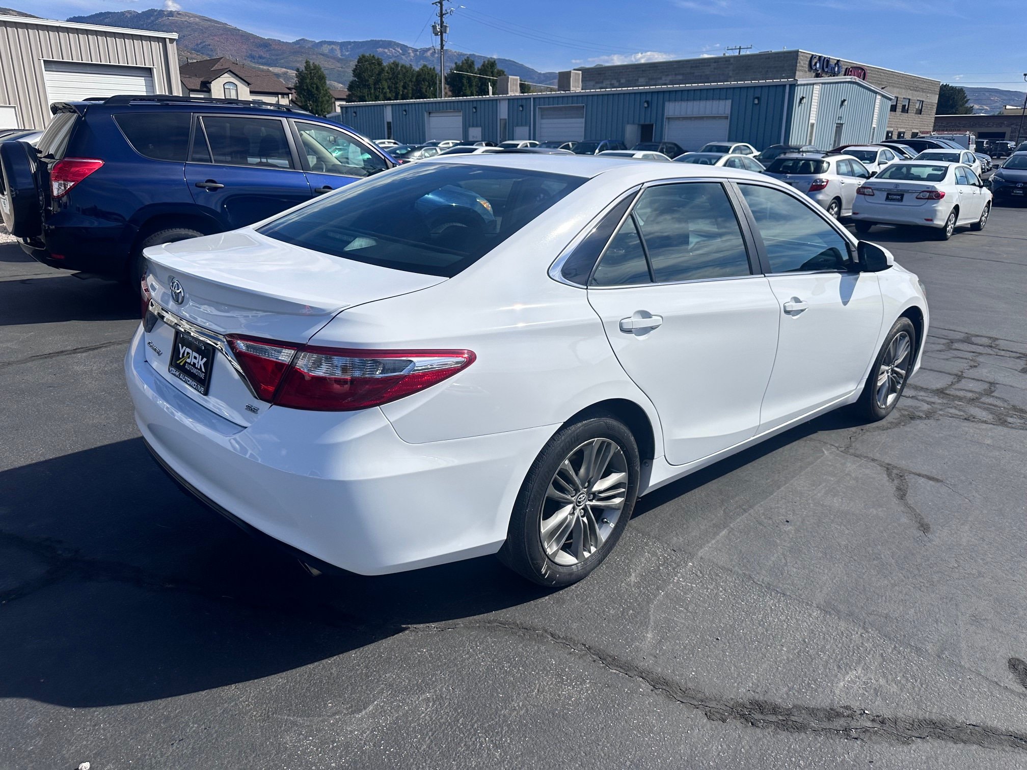 Used 2015 Toyota Camry SE FWD image 3