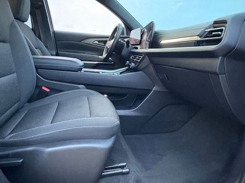 Used 2025 Chevrolet Traverse LT image 36