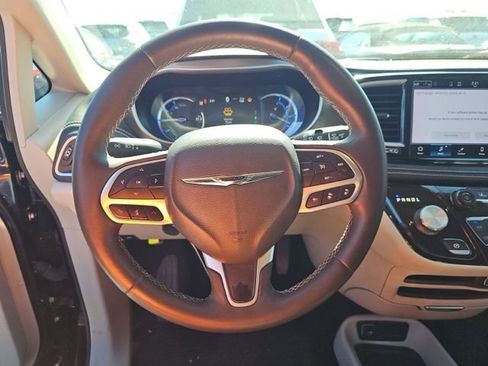 Used 2023 Chrysler Pacifica Touring-L image 10