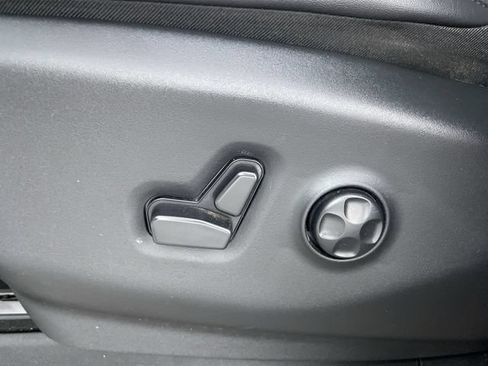 Used 2024 Chrysler Pacifica Touring-L FWD image 33