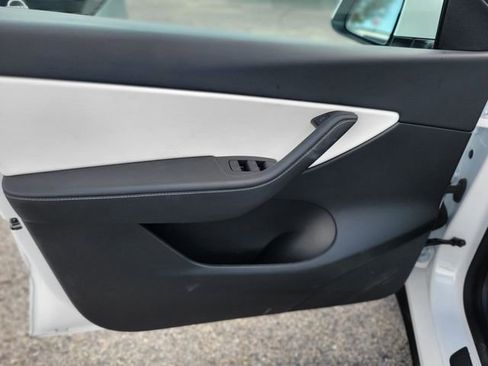 Used 2022 Tesla Model Y Performance image 15