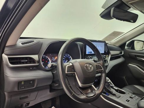 Used 2024 Toyota Highlander XLE FWD image 13