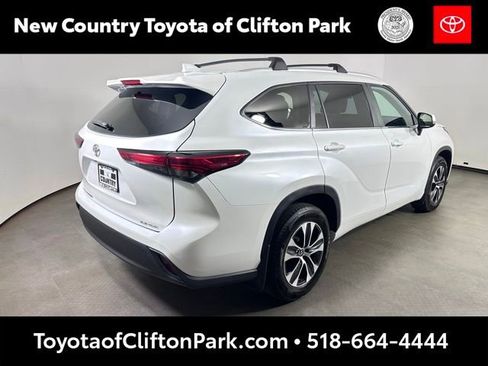 Used 2023 Toyota Highlander XLE AWD/4WD image 3