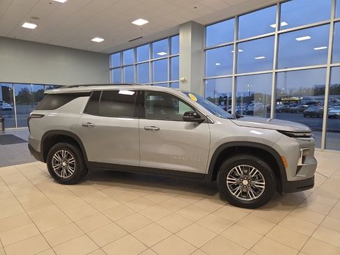 Used 2025 Chevrolet Traverse LT image 5