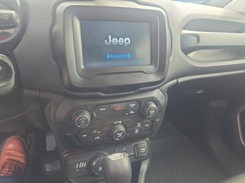 Used 2021 Jeep Renegade Latitude AWD/4WD image 11