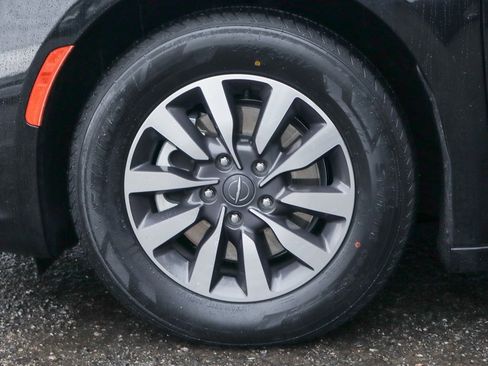 Used 2023 Chrysler Pacifica Touring-L image 44