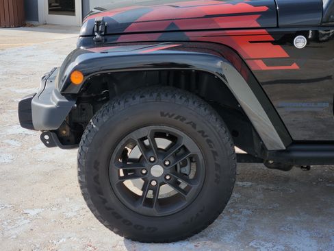 Used 2017 Jeep Wrangler Unlimited Sahara AWD/4WD image 8