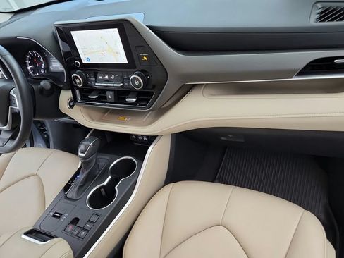 Certified 2024 Toyota Highlander XLE FWD image 21