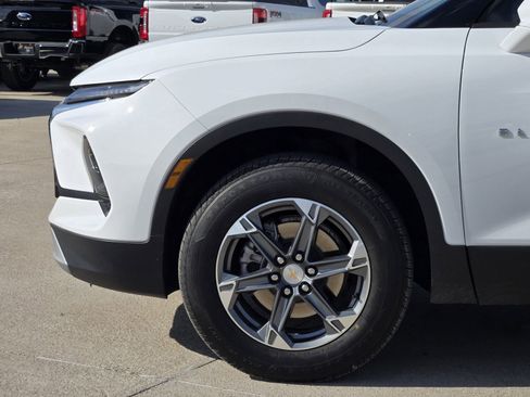 Used 2025 Chevrolet Blazer LT image 9