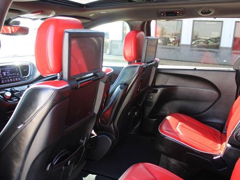 Used 2020 Chrysler Pacifica Limited w/ Quick Order Package 27H Red S FWD image 12