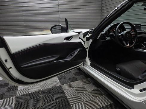 Used 2019 MAZDA MX-5 Miata Club RWD image 27