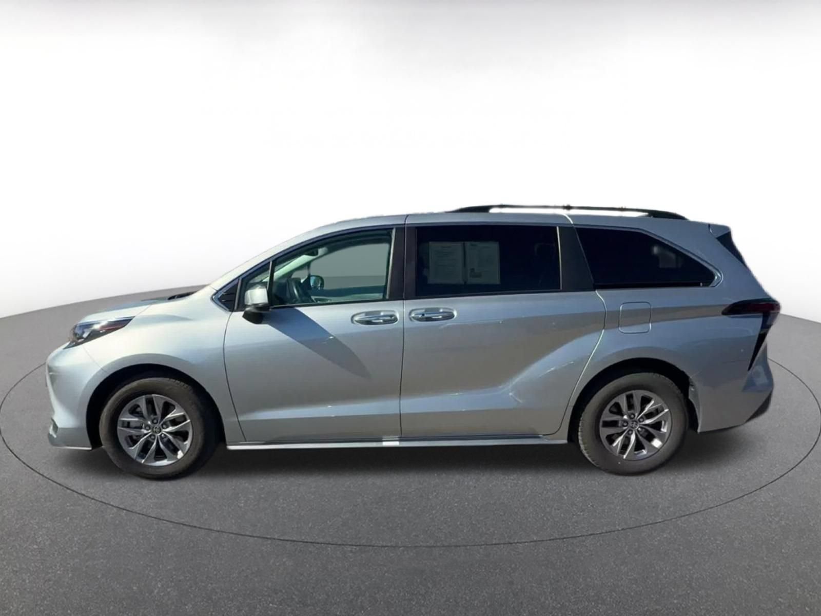 Used 2025 Toyota Sienna XLE FWD image 8
