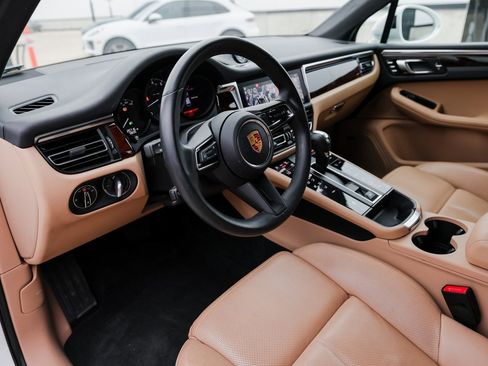 Certified 2023 Porsche Macan image 4